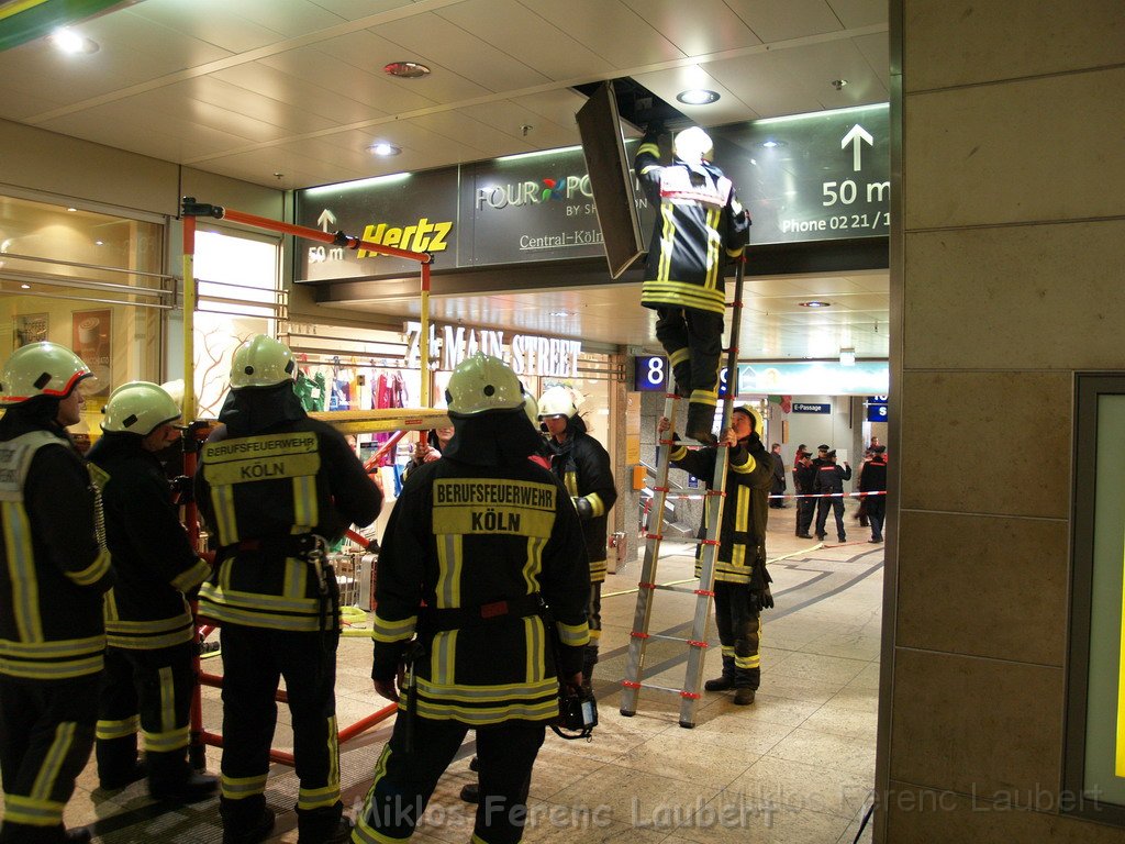 Halogenlampe durchgebrannt Koeln Hauptbahnhof P19.JPG